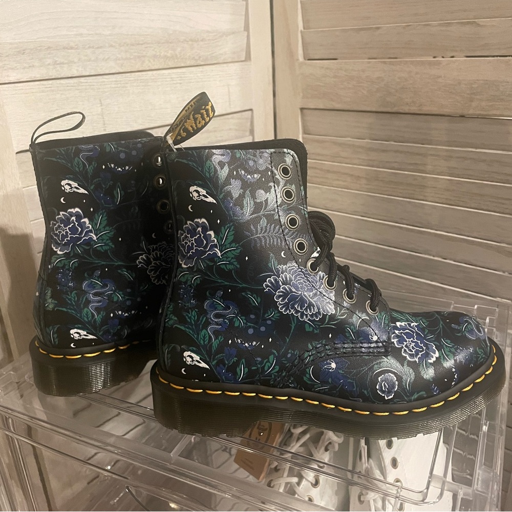 NWT Dr. Martens 1460 Pascal Backhand Mystic Garden Floral Boots in size W5
